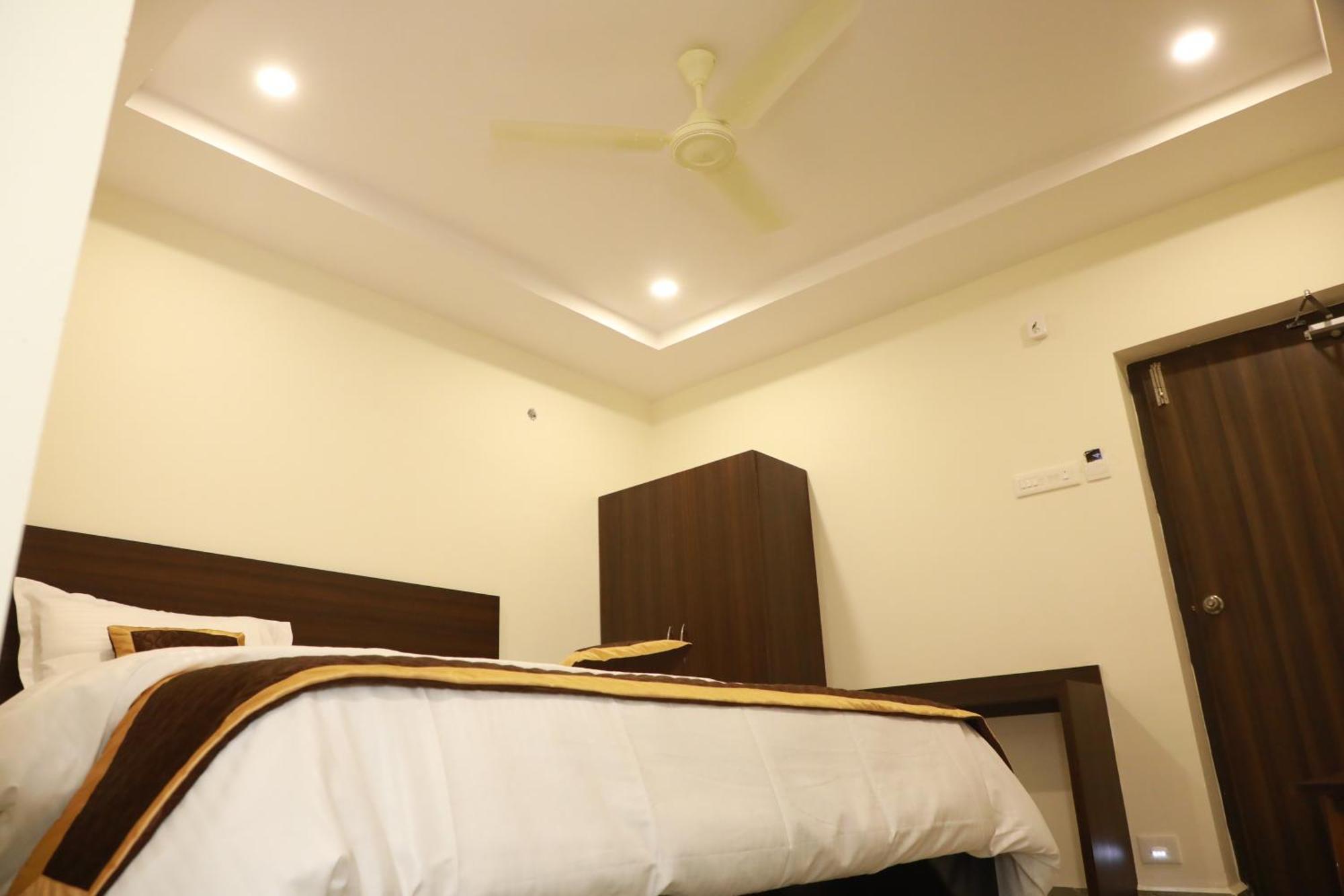 Sri Chitra Inn Hotel Tanuku ภายนอก รูปภาพ